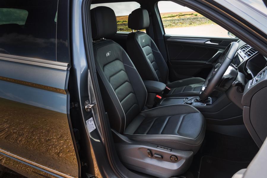 Интерьер Volkswagen Tiguan Allspace R-Line 2018 года  (UK) (фото 39 из 40)